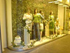 服裝店現(xiàn)代風(fēng)格展示現(xiàn)代公裝裝修圖片