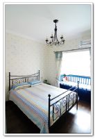 娛樂性超強的混搭小屋現(xiàn)代臥室裝修圖片